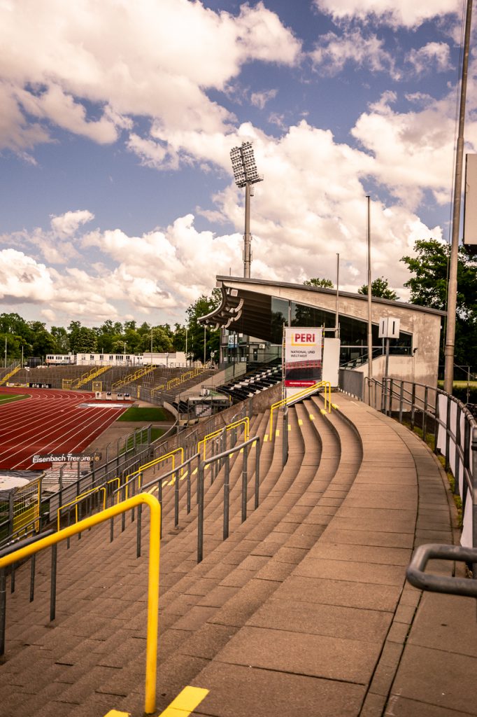Donaustadion Ulm, Haupttribüne mit Vortribüne (Foto: © Bulitickets.net)